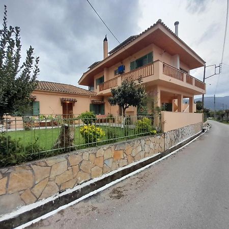 The Lake House" -Trichonida Lake Marathias  المظهر الخارجي الصورة