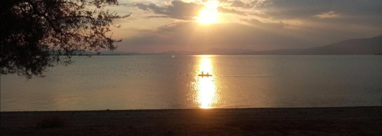 The Lake House" -Trichonida Lake Marathias  المظهر الخارجي الصورة